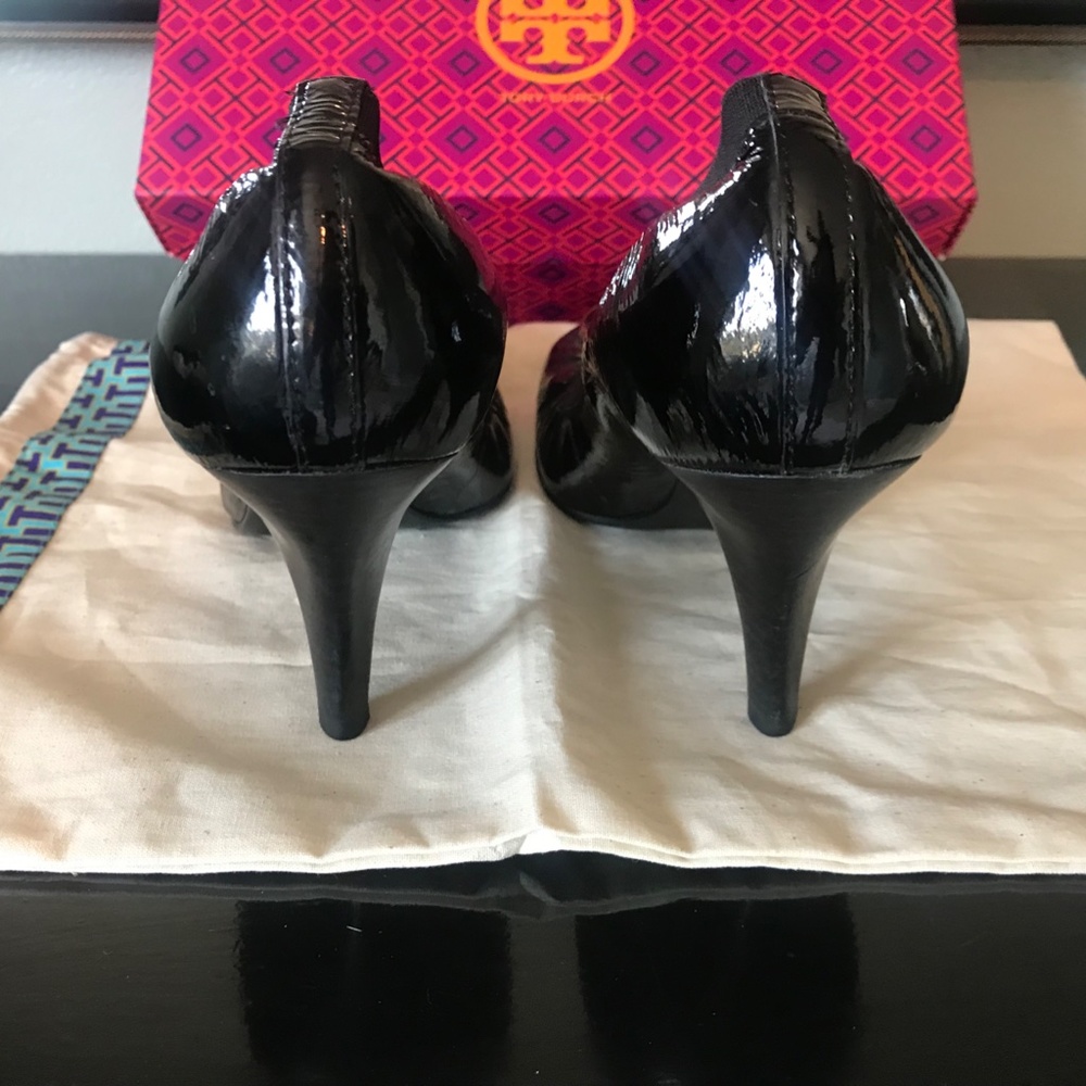 Like New! Tory Burch Caroline Patent Heels Size 8.5 - Picture 3 of 9